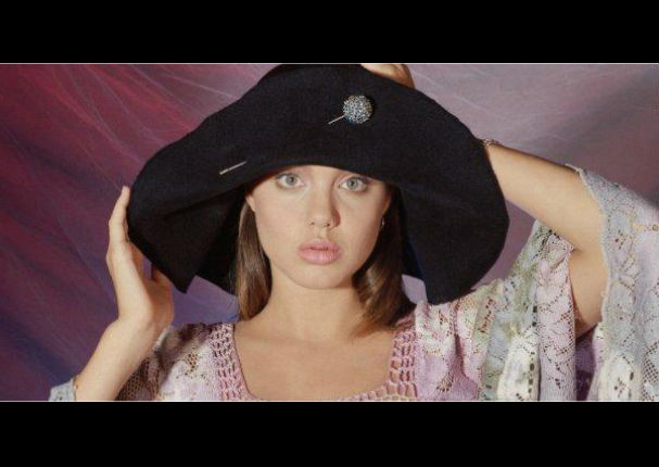 Angelina Jolie: Difunden fotos íntimas de la actriz cuando tenía 15 años Angelina Jolie: Difunden fotos íntimas de la actriz cuando tenía 15 años