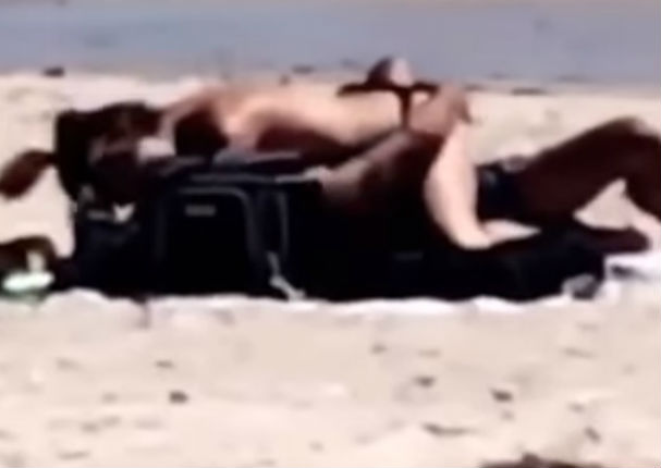 Encuentran a pareja teniendo relaciones sexuales en la playa (FOTOS)