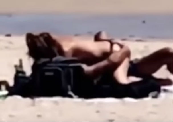 Encuentran a pareja teniendo relaciones sexuales en la playa (FOTOS)