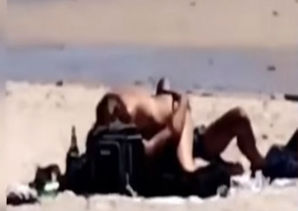 Encuentran a pareja teniendo relaciones sexuales en la playa (FOTOS)