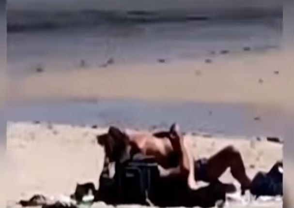 Encuentran a pareja teniendo relaciones sexuales en la playa (FOTOS)