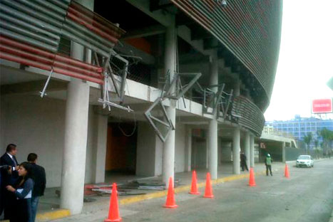 Camión chocó contra Estadio Nacional y derribó Laureles Deportivos
