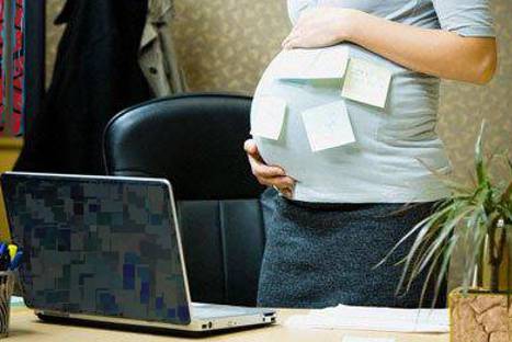 Trabajar durante el embarazo puede ser tan malo como fumar