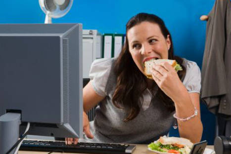 Comer frente a la computadora es dañino para la salud, según estudio