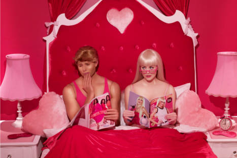 Ken 'sale del closet' y Barbie entra en crisis en nuevo proyecto fotográfico