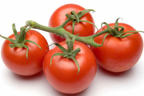 Comer tomates reduciría riesgo de infarto en hombres