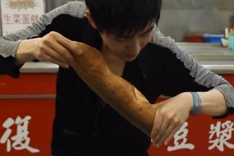 VIDEO: Mago taiwanés sorprende en Youtube haciendo 'aparecer' pan baguette de la nada