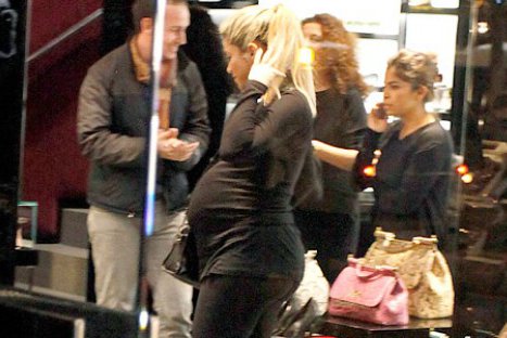Shakira lució su pancita haciendo compras