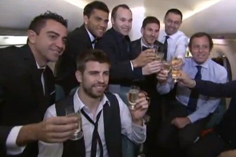 Jugadores del Barcelona celebraron en el avión 'Balón de Oro' de Messi - VIDEO