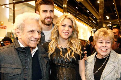 FOTOS: Shakira luce embarazo junto a Piqué en presentación del libro de su padre