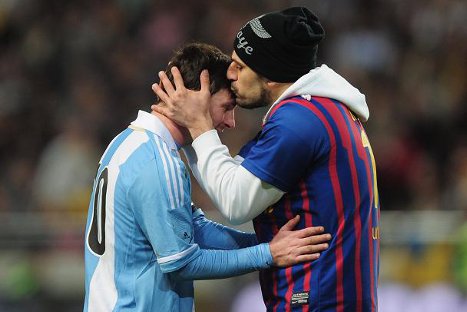 Hincha logra besar a la 'Pulga' Messi en plena cancha – VIDEO