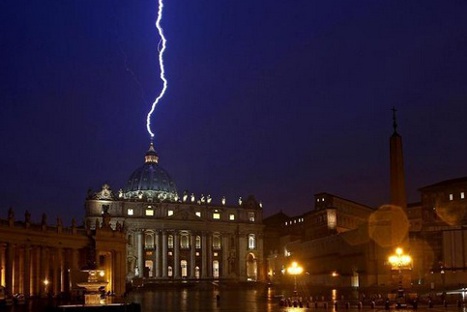 Rayo impacta en el Vaticano tras renuncia del Papa - VIDEO