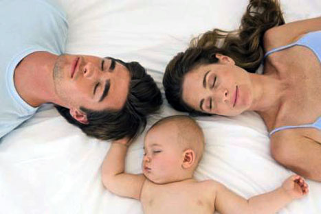 Dormir con tus pequeños puede alejarlos de la obesidad