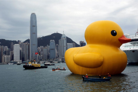 Puerto de Hong Kong es 'invadido' por pato de goma gigante – FOTOS