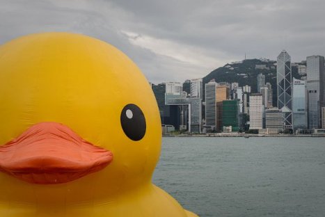 Puerto de Hong Kong es 'invadido' por pato de goma gigante – FOTOS