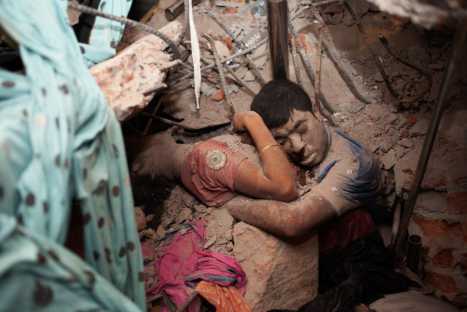 'El abrazo de la muerte': la foto de la tragedia en Bangladesh que conmueve al mundo