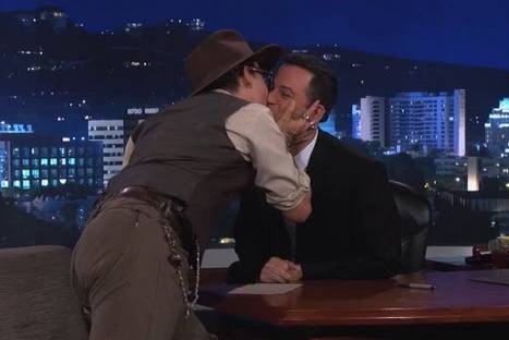 Johnny Depp besó en la boca a presentador estadounidense - VIDEO