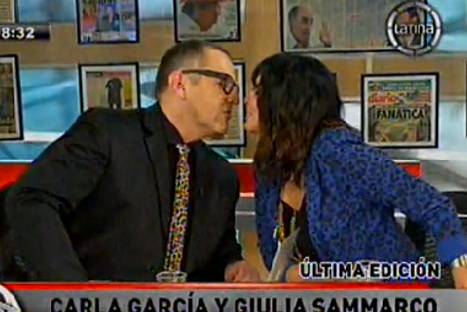 Beto Ortiz se despidió de su programa besando en la boca a Carla García - VIDEO