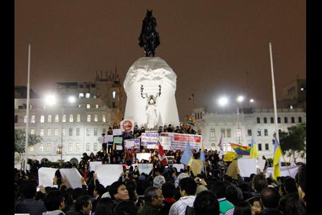 Cientos de ciudadanos salieron a marchar por las calles del Centro de Lima