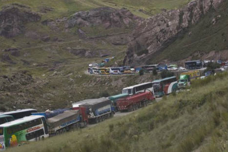 Cafeteros siguen bloqueando la carretera central