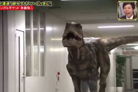 Dinosaurio aterroriza a incautos en broma pesada de la televisión japonesa – VIDEO