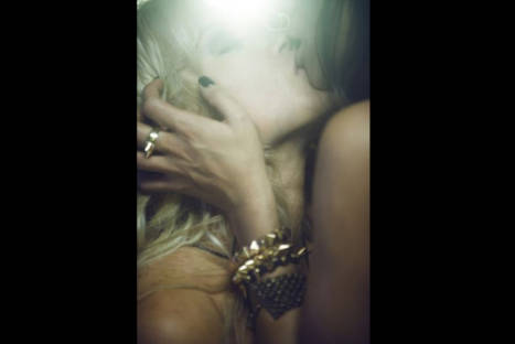 Leslie Shaw y Vanessa Terkes se dan intenso beso en videoclip – FOTOS