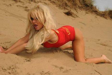 Conoce a la modelo que gastó miles de dólares para parecerse a Pamela Anderson – FOTOS