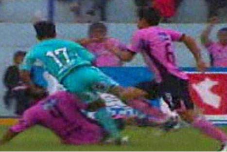 Volante del Cristal terminó fracturado tras fuerte falta en partido contra Pacífico – VIDEO