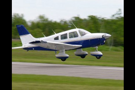 Pasajero aterriza avión luego que el piloto se desmayara