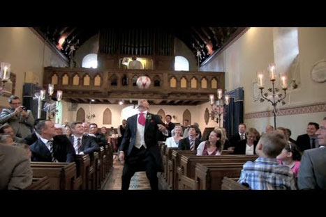 Hombre deció ingresar a su boda haciendo 'fútbol freestyle' - VIDEO