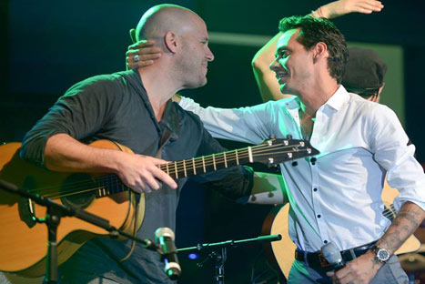Marc Anthony soprende a Gian Marco en concierto - VIDEO