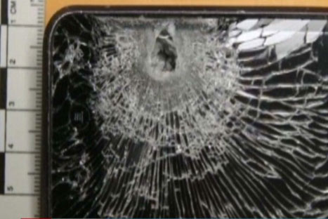 Smartphone salva de morir a joven al retener una bala.