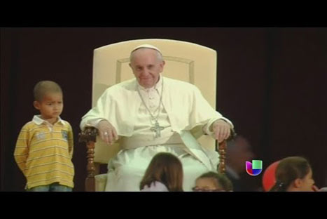 Niño colombiano bromea con el Papa Francisco durante misa - VIDEO