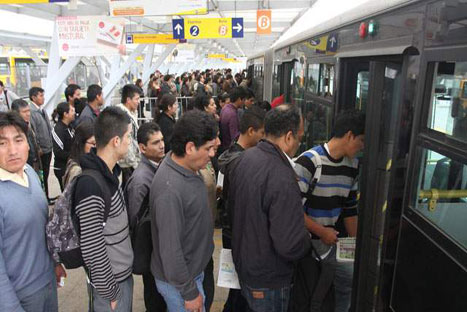 Insólito: pasajeros del Metropolitano agreden a chofer -VIDEO