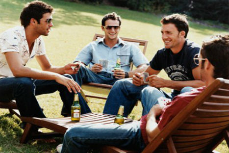 Los hombres que se reúnen para beber en grupo tienen mejor salud