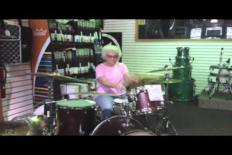 No hay edad para la música: abuelita toca la batería - VIDEO
