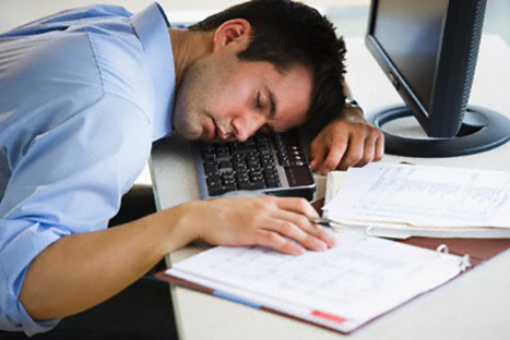 ¿Se queda dormido en el trabajo? Entérese de 5 tips que lo evitarán