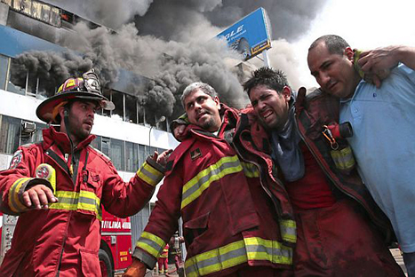 Bomberos que ayudaron en incendio de La Victoria fueron despedidos