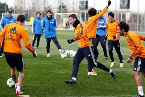 Jugadores del Real Madrid se divierten jugando al 