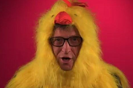 Bill Gates se vistió de 'pollo' para un video viral -VIDEO