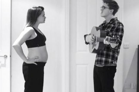 Conmovedor: músico graba canción para su bebé - VIDEO