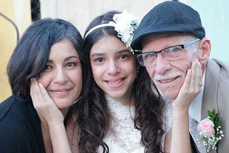 Pequeña simula su matrimonio para hacer feliz a su padre-VIDEO