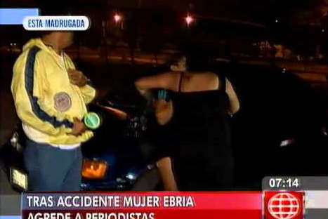 Mujer en estado de ebriedad agrede a periodistas -VIDEO