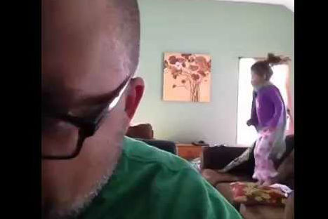 Divertido: mira la reacción del padre rockero al escuchar el 'pop' de su hija -VIDEO