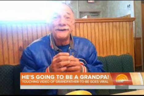 Hombre lloró de emoción al enterarse que sería abuelo -VIDEO
