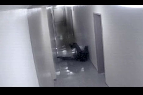 De terror: hombre es empujado por un 'fantasma' -VIDEO