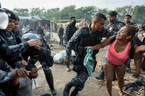 La otra cara del mundial: desalojan a residentes de las favelas en Brasil-FOTOS