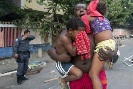 La otra cara del mundial: desalojan a residentes de las favelas en Brasil-FOTOS