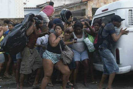 La otra cara del mundial: desalojan a residentes de las favelas en Brasil-FOTOS