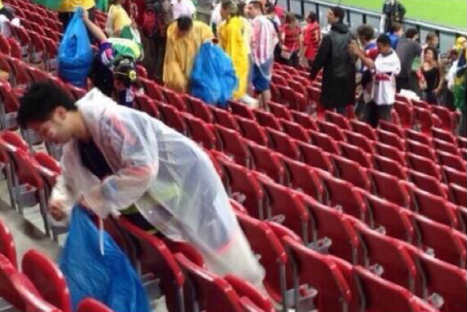 Hinchas japoneses limpiaron el estadio de Brasil